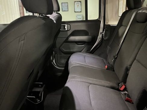 Used 2020 Jeep Wrangler Unlimited Sahara image 10