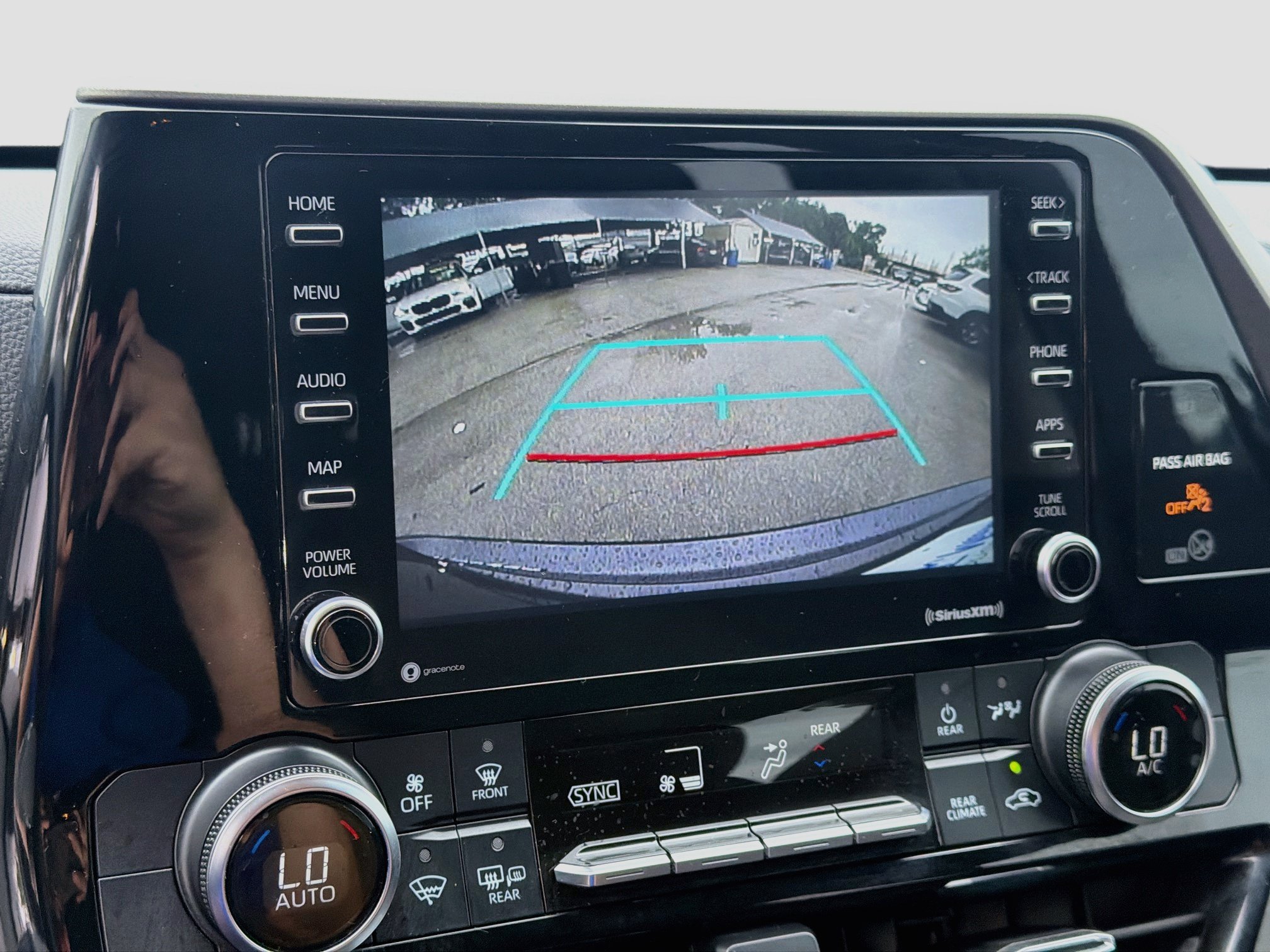 Used 2020 Toyota Highlander L FWD image 13