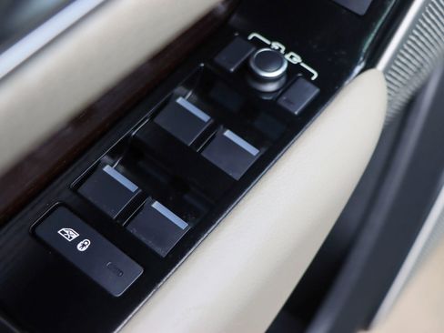 Used 2018 Land Rover Range Rover Velar R-Dynamic SE image 14