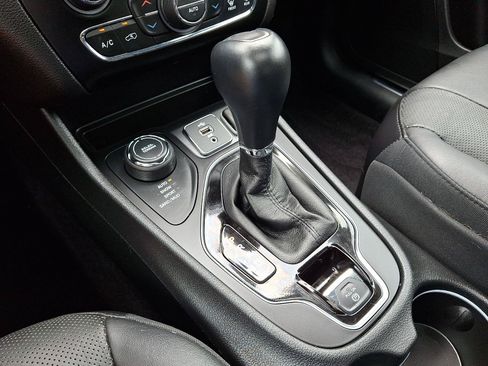 Used 2019 Jeep Cherokee Limited AWD/4WD image 15