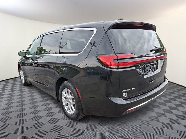 Used 2023 Chrysler Pacifica Touring-L FWD image 4