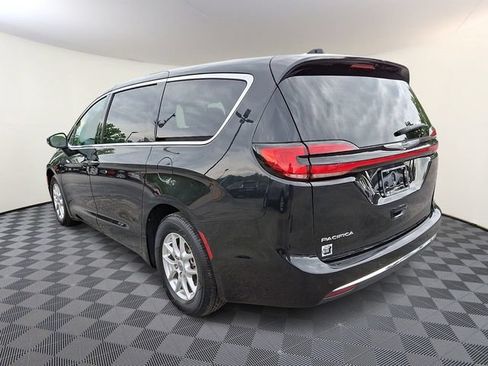 Used 2023 Chrysler Pacifica Touring-L FWD image 4