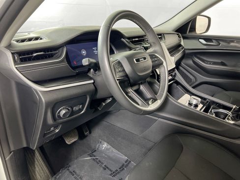 Used 2023 Jeep Grand Cherokee Laredo AWD/4WD image 9