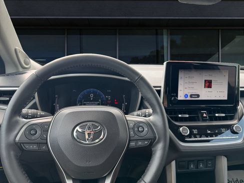 Used 2023 Toyota Corolla Cross XLE w/ Convenience Package AWD/4WD image 4