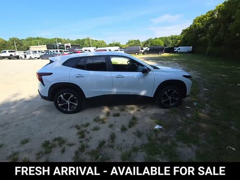 Used 2026 Chevrolet Trax RS FWD image 2
