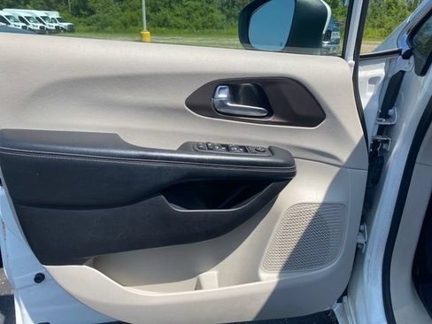 Used 2021 Chrysler Voyager Lxi FWD image 14