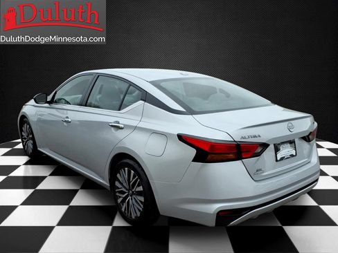 Used 2024 Nissan Altima 2.5 SV FWD image 3