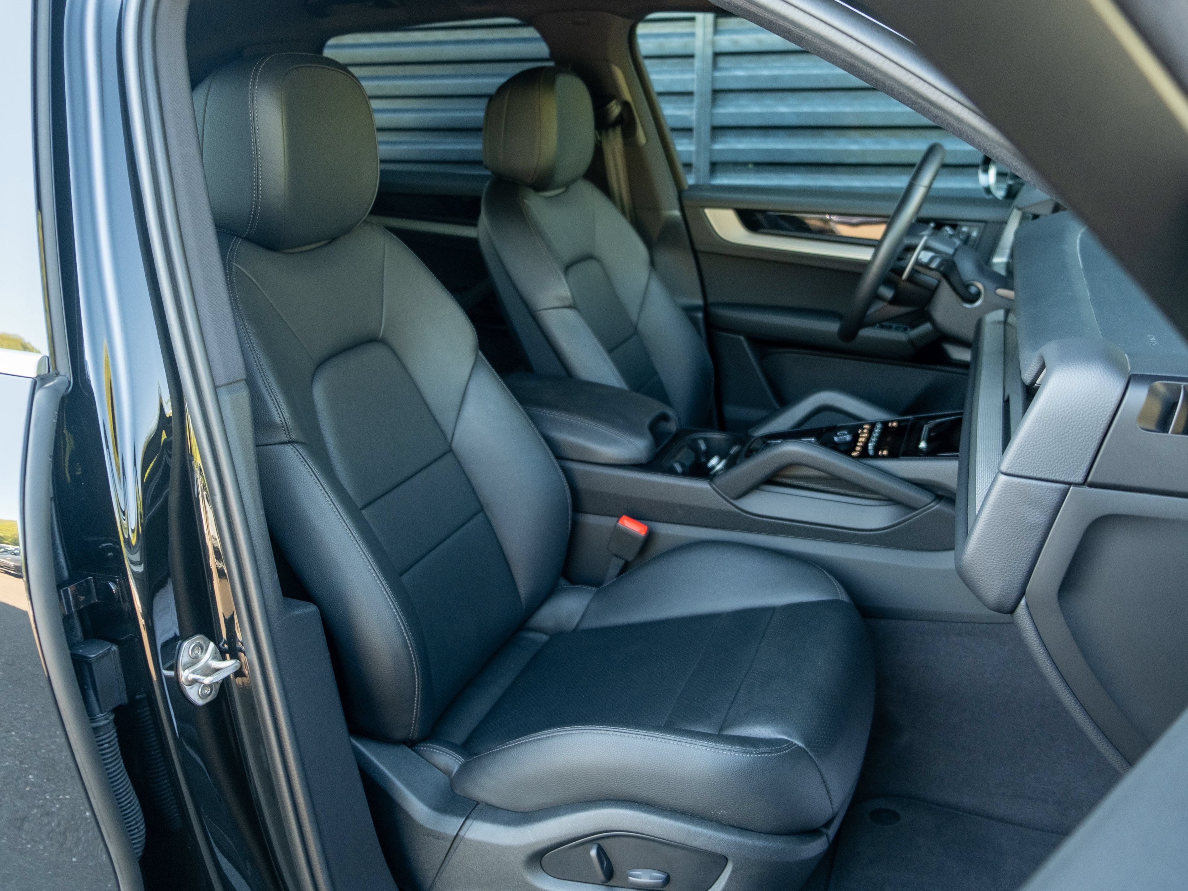 Certified 2025 Porsche Cayenne AWD/4WD image 37