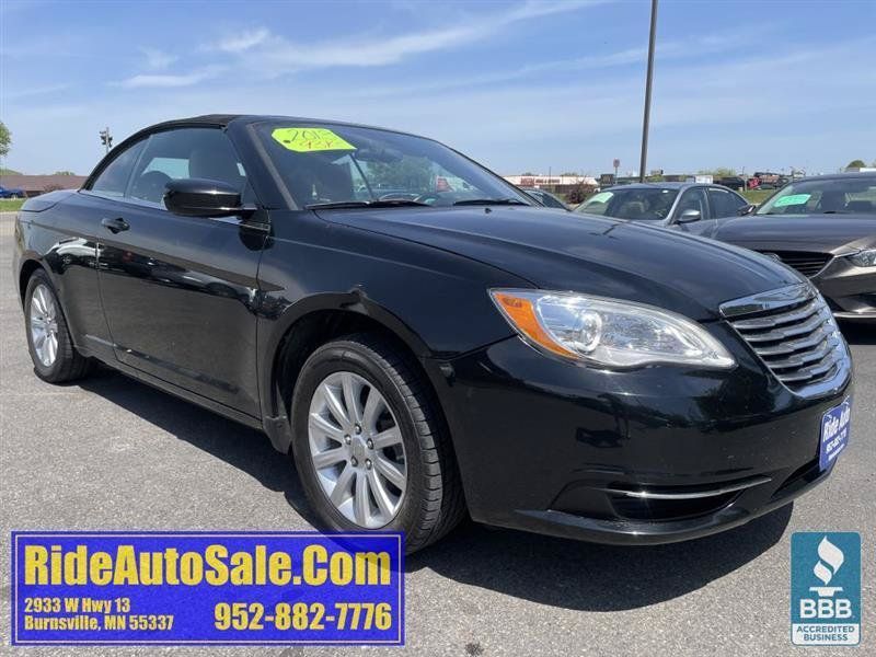 Used 2013 Chrysler 200 Touring FWD image 3