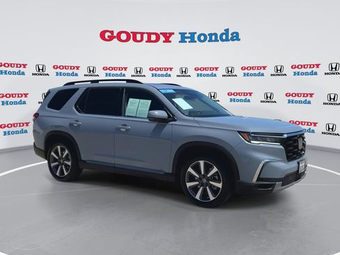 Certified 2023 Honda Pilot Touring image 2