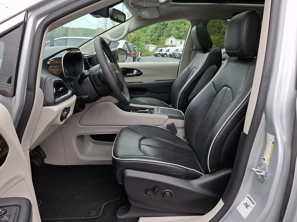 Used 2024 Chrysler Pacifica Limited FWD image 17