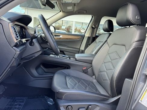 Used 2024 Volkswagen Atlas SE image 12