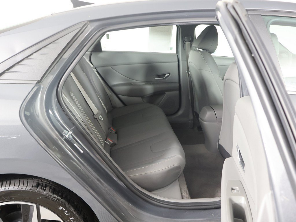 Used 2023 Hyundai Elantra SEL w/ Convenience Package FWD image 32