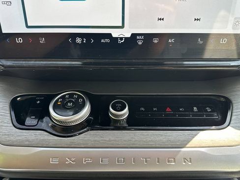 Used 2025 Ford Expedition Platinum w/ Driver's Package AWD/4WD image 37