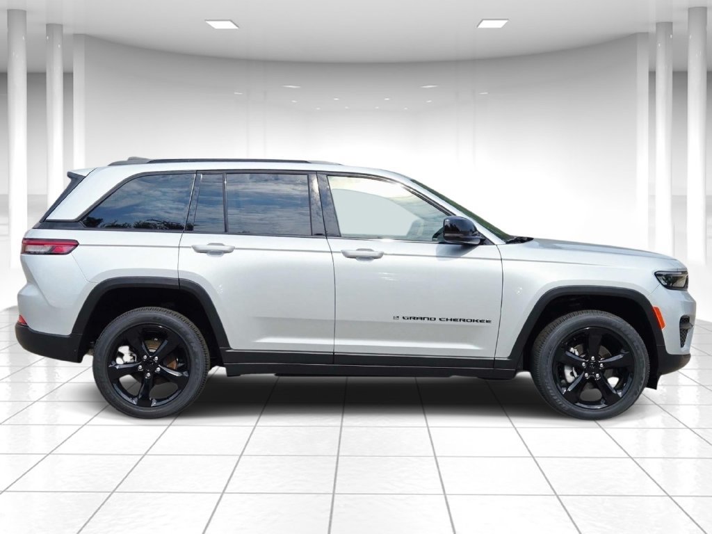Certified 2025 Jeep Grand Cherokee Altitude AWD/4WD image 2