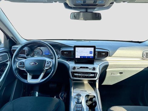 Used 2022 Ford Explorer XLT image 25