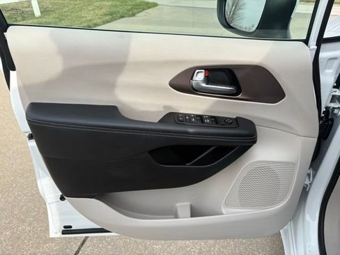 Used 2023 Chrysler Voyager LX image 9