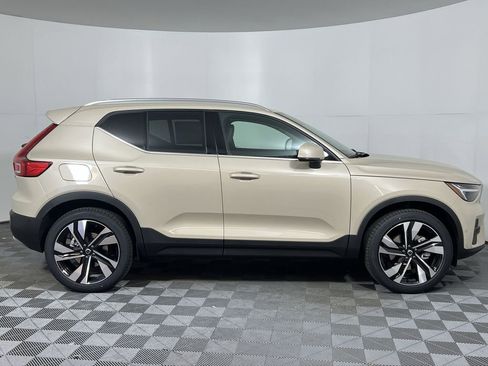 Certified 2025 Volvo XC40 B5 Plus w/ Protection Package Premier image 11