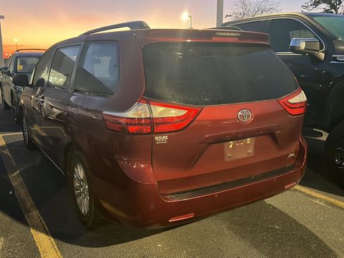 Used 2017 Toyota Sienna XLE w/ XLE Navigation Package image 10