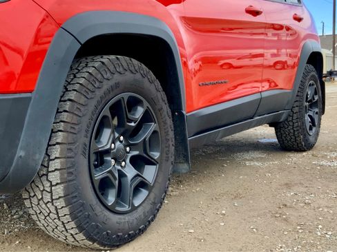 Used 2021 Jeep Cherokee Trailhawk image 14