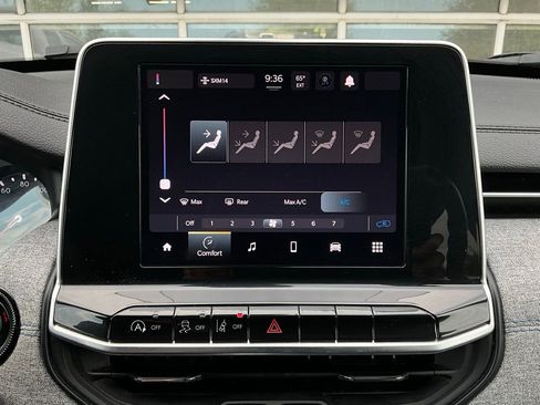 Used 2025 Jeep Compass Latitude image 30