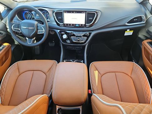 New 2026 Chrysler Pacifica Pinnacle image 15