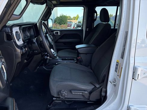 Used 2025 Jeep Wrangler Unlimited Sahara AWD/4WD image 26