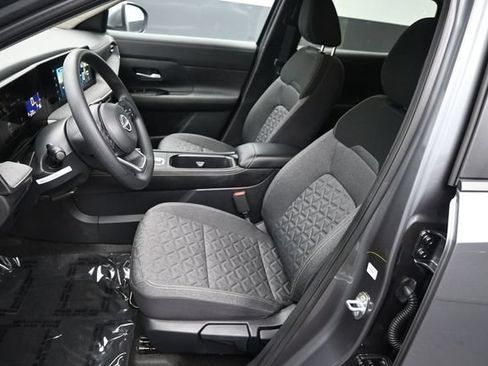 Used 2025 Nissan Kicks SV AWD/4WD image 17