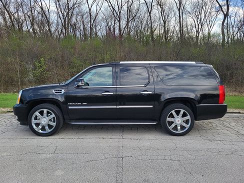Used 2011 Cadillac Escalade ESV Luxury image 3