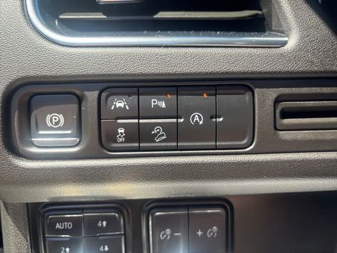 Used 2024 GMC Yukon XL AT4 AWD/4WD image 33