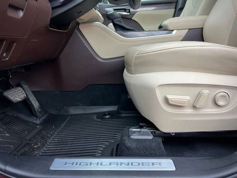 Used 2020 Toyota Highlander Limited image 34