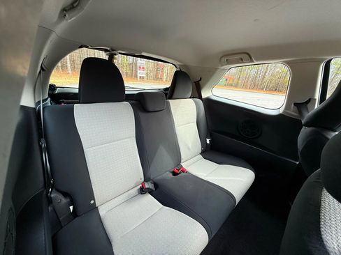 Used 2012 Toyota Yaris L image 11