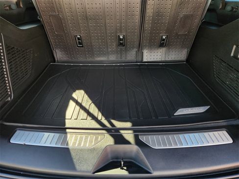 Certified 2025 Chevrolet Suburban Z71 w/ Z71 Off-Road Package image 32