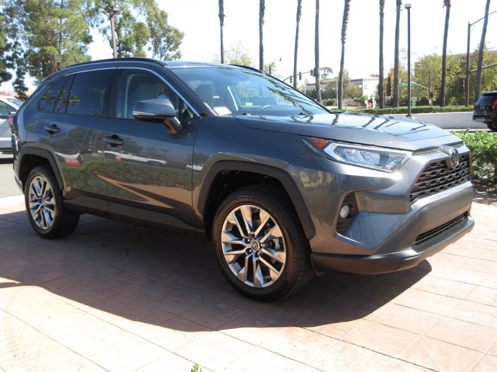 Used 2019 Toyota RAV4 XLE Premium w/ Cold Weather Package FWD image 7