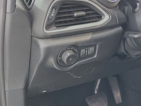 Used 2025 Chrysler Pacifica Select FWD image 12