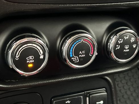 Used 2017 Jeep Renegade Trailhawk image 23