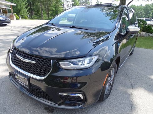 Used 2023 Chrysler Pacifica Limited image 7