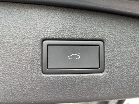 Used 2022 Volkswagen Tiguan SEL R-Line image 34