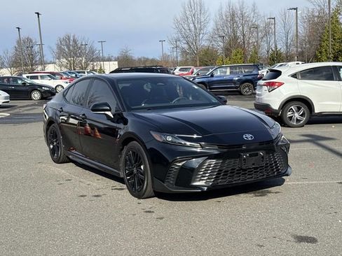 Used 2025 Toyota Camry SE w/ Convenience Package image 1