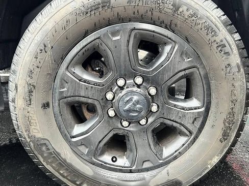 Used 2017 RAM 2500 SLT w/ Black Appearance Group AWD/4WD image 4