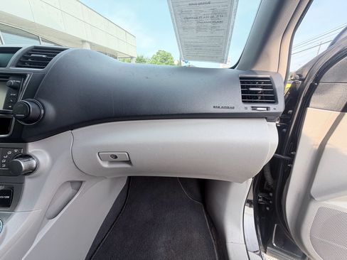 Used 2013 Toyota Highlander SE FWD image 20