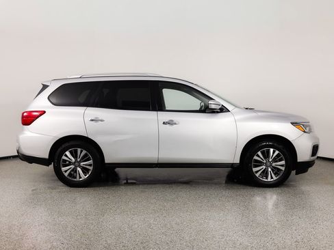 Used 2019 Nissan Pathfinder SV image 9
