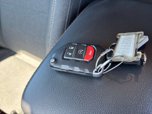 Used 2025 Jeep Wrangler Unlimited Sahara AWD/4WD image 17