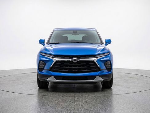 Used 2025 Chevrolet Blazer LT FWD image 2