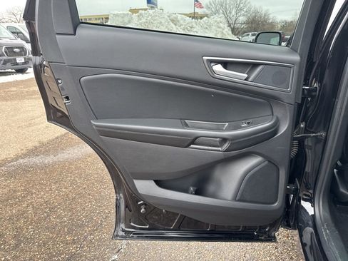 Used 2021 Ford Edge SE image 32