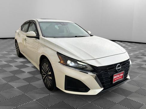 Used 2024 Nissan Altima 2.5 SV w/ SV Premium Package image 3