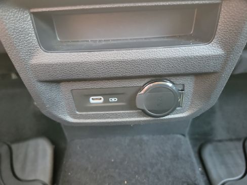 Used 2024 Volkswagen Tiguan SE FWD image 17
