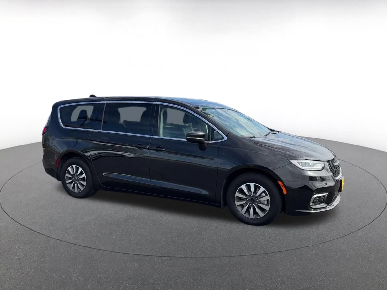 Used 2023 Chrysler Pacifica Touring-L FWD image 2