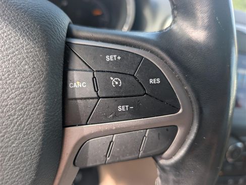 Used 2021 Jeep Grand Cherokee Laredo AWD/4WD image 23