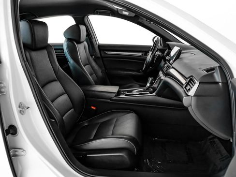 Used 2018 Honda Accord Sport image 32